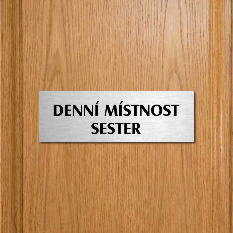 Denní místnost sester, stříbrná popiska na dveře